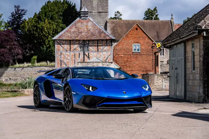 Lamborghini Aventador SuperVeloce Roadster (LP750-4) painted in Blu Nethuns