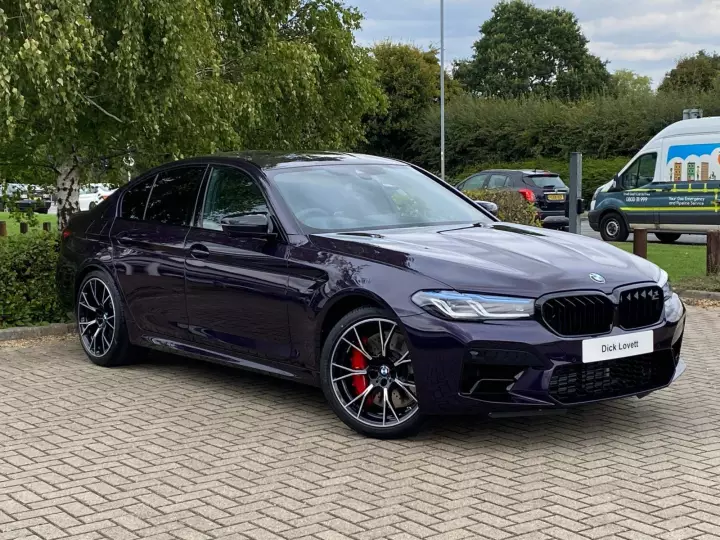 BMW M5 (F90) painted in Venetian Violet