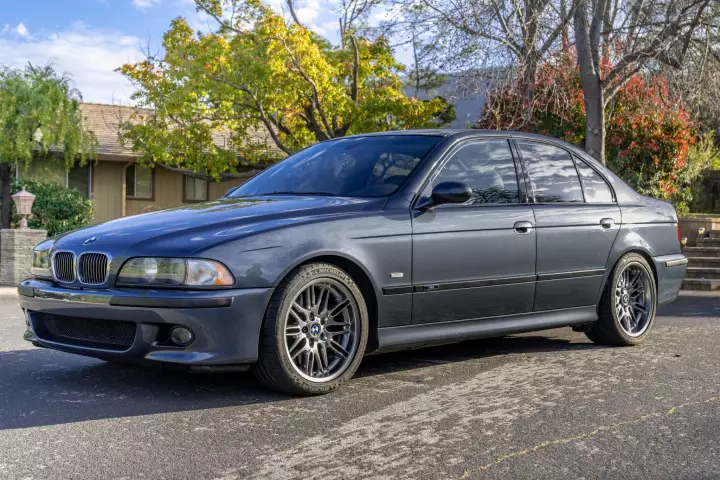 BMW M5 (E39) painted in Anthracite
