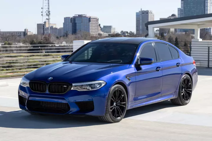 BMW M5 (F90) painted in Marina Bay Blue
