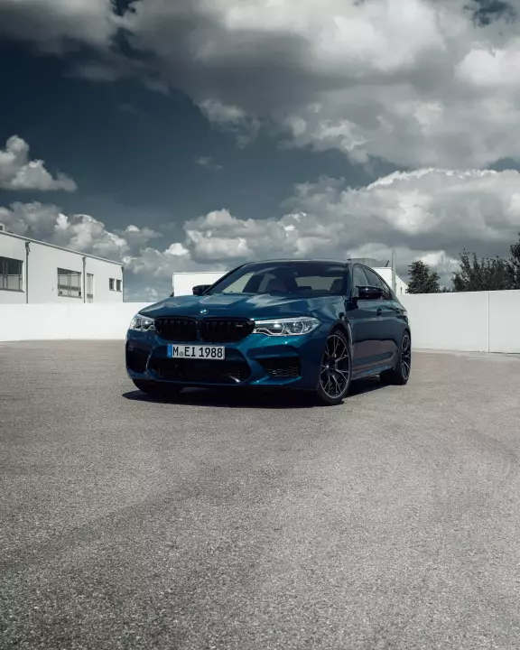 BMW M5 (F90) painted in Aegean Blue