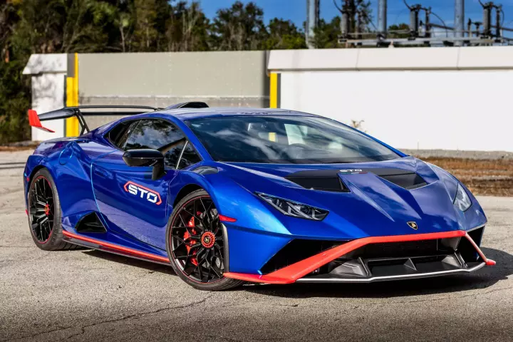 Lamborghini Huracán STO (LP640-2) painted in Blu Nethuns and Rosso Mars