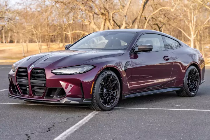 BMW M4 (G82) painted in Wildberry