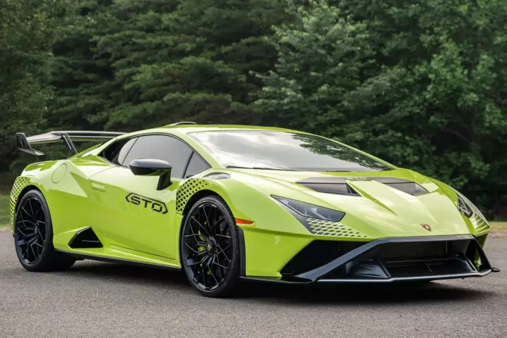 Lamborghini Huracán STO (LP640-2) painted in Verde Scandal and Nero Noctis