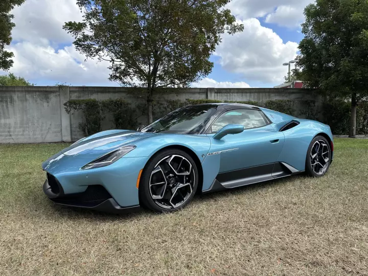 Maserati MC20 Cielo painted in Ai Aqua Rainbow