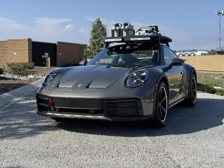 Porsche 911 Dakar (992) painted in Granite Green Metallic