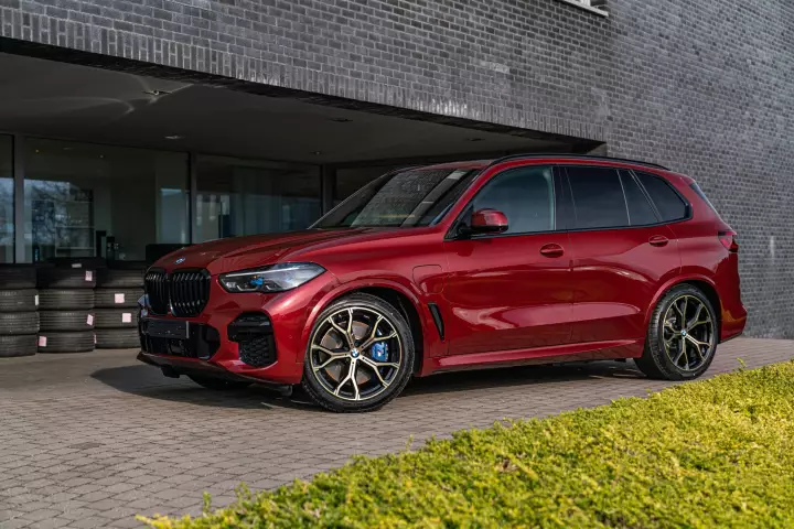 BMW X5 (G05) painted in Ruby Red II