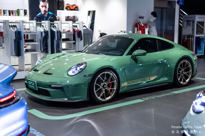 Porsche 911 GT3 Touring (992.1) painted in Auratium Green