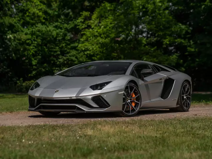 Lamborghini Aventador S (LP740-4) painted in Grigio Adamas