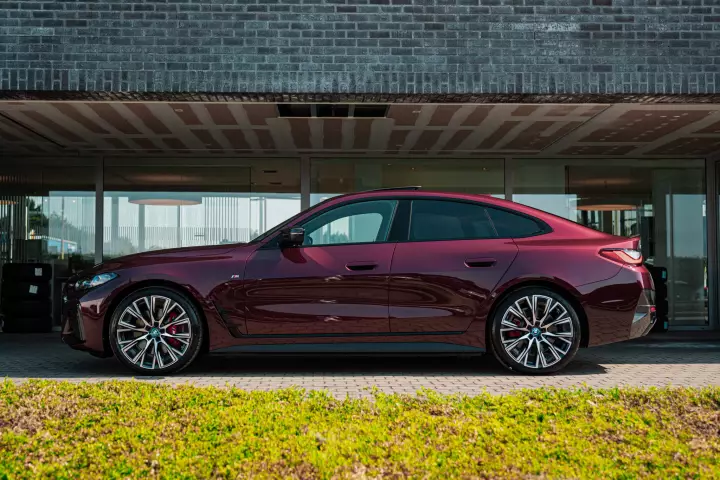 BMW i4 (G26) painted in Wildberry
