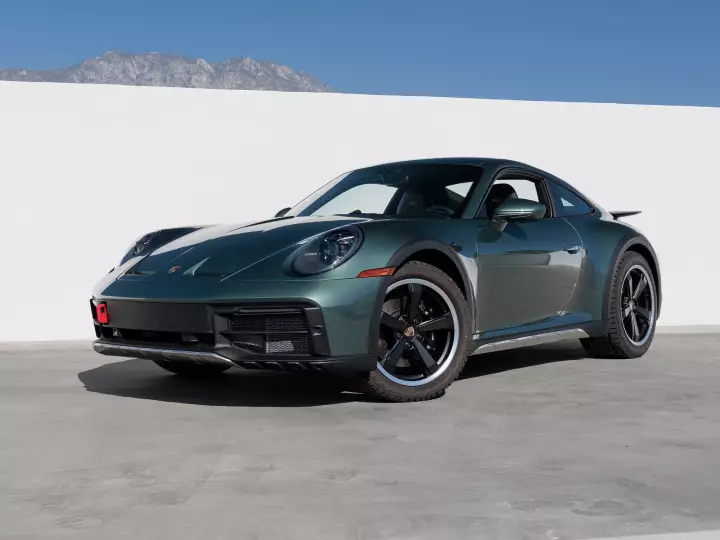 Porsche 911 Dakar (992) painted in Malachite Green Metallic