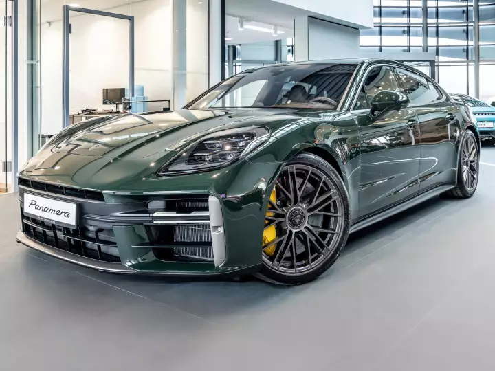 Porsche Panamera (972) painted in Brewster Green