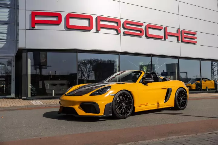 Porsche 718 Spyder RS (982) painted in Signal Yellow