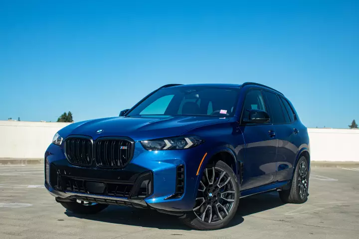 BMW X5 (G05 LCI) painted in Le Mans Blue