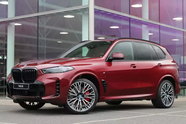BMW X5 (G05 LCI) painted in Ruby Red II