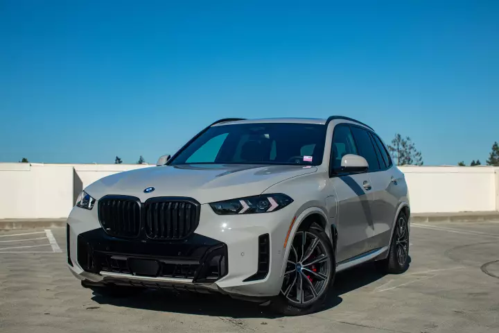 BMW X5 (G05 LCI) painted in Crayon