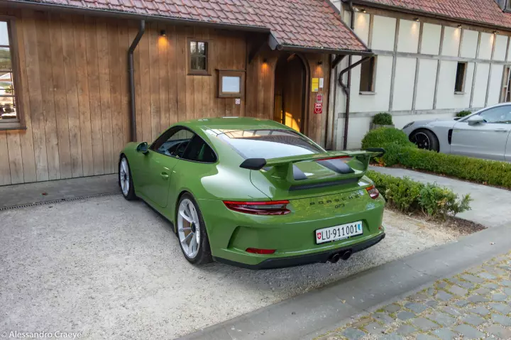 Porsche 911 GT3 (991.2) painted in Olive Green