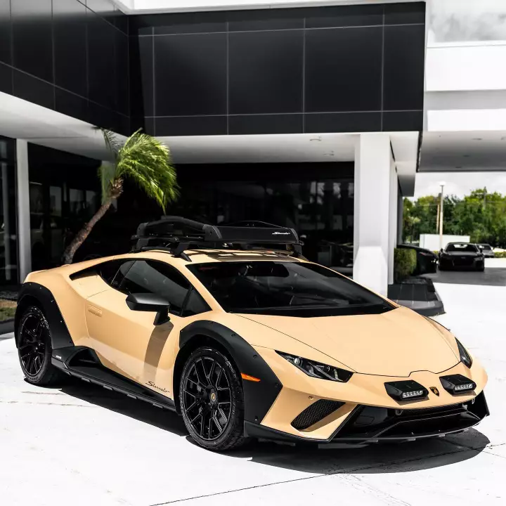 Lamborghini Huracán Sterrato painted in Sabbia Desertum