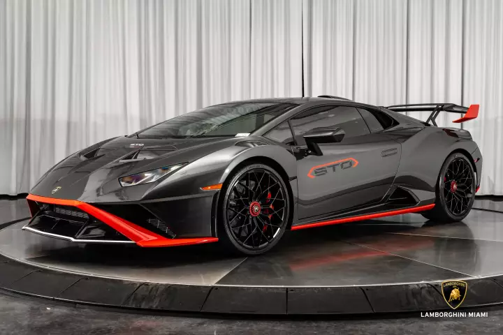Lamborghini Huracán STO (LP640-2) painted in Grigio Lynx and Rosso Mars