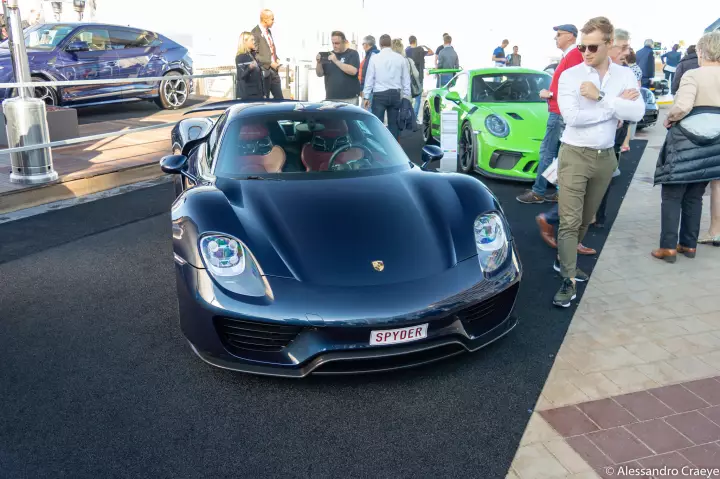 Porsche 918 Spyder painted in Dark Blue Metallic