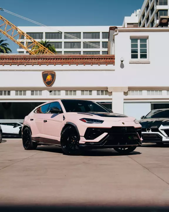 Lamborghini Urus Performante painted in Rosa Clori