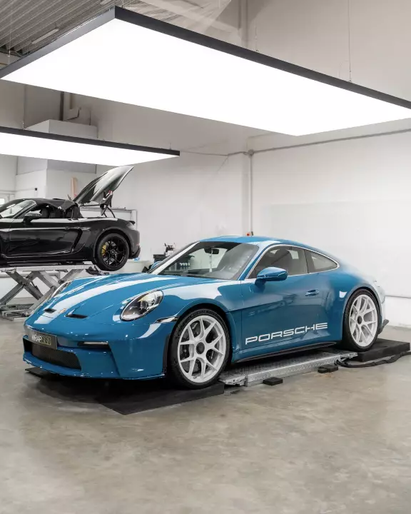 Porsche 911 S/T (992) painted in Oslo Blue