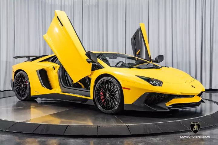 Lamborghini Aventador SuperVeloce (LP750-4) painted in Giallo Orion