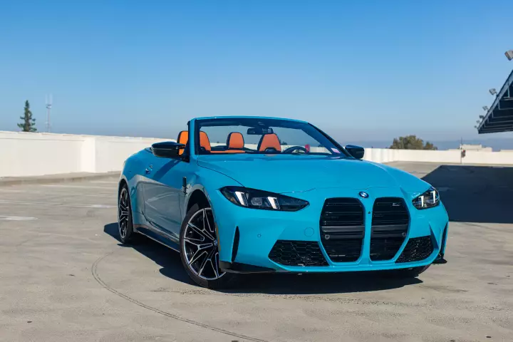 BMW M4 Convertible (G83) painted in Miami Blue