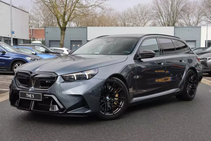 BMW M5 Touring (G99) painted in Thunder