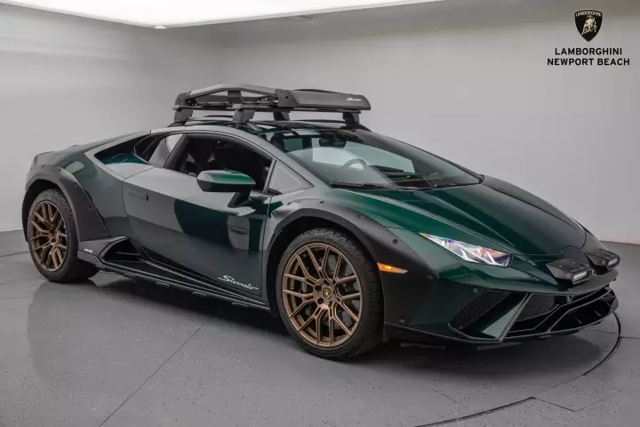 Lamborghini Huracán Sterrato painted in Verde Hydra