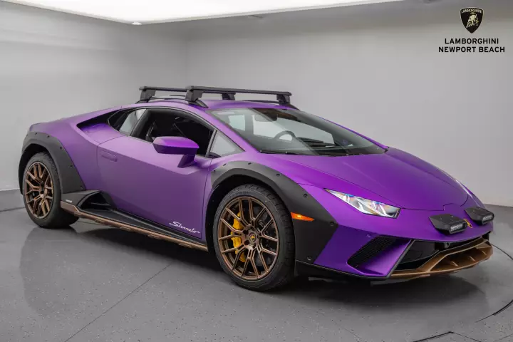 Lamborghini Huracán Sterrato painted in Viola Nebula
