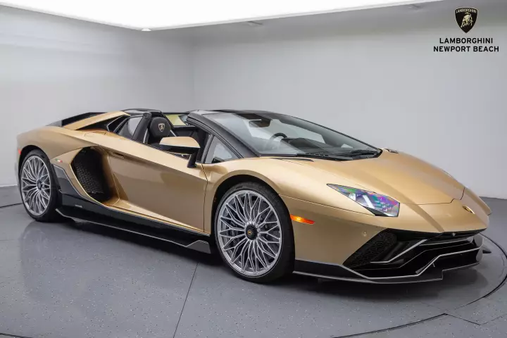 Lamborghini Aventador Ultimae Roadster (LP780-4) painted in Oro Elios