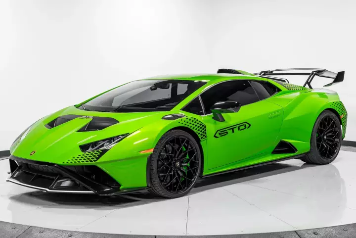 Lamborghini Huracán STO (LP640-2) painted in Verde Mantis and Nero Noctis