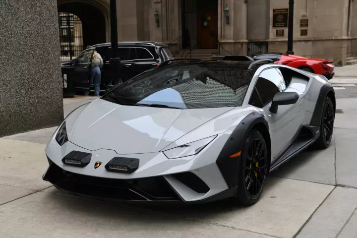 Lamborghini Huracán Sterrato painted in Grigio Hati