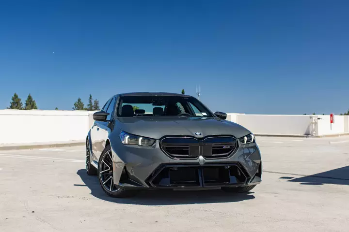 BMW M5 (G90) painted in Aventurine Green Metallic