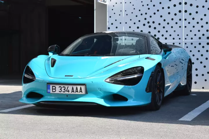 McLaren 750S Spider painted in Tokyo Cyan