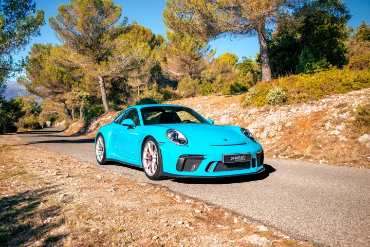Porsche 911 GT3 Touring (991.2) painted in Miami Blue