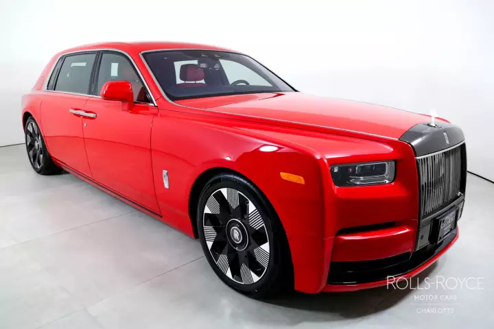 Rolls-Royce Phantom (VIII) painted in Rosso Mars