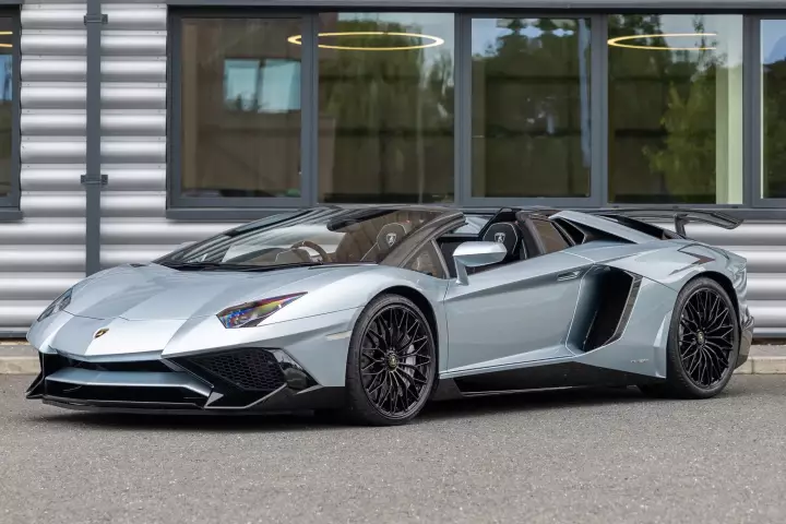 Lamborghini Aventador SuperVeloce Roadster (LP750-4) painted in Azzurro Thetys