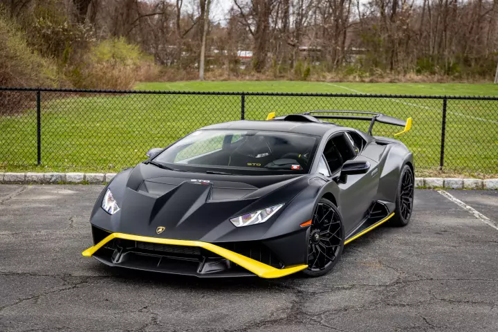Lamborghini Huracán STO (LP640-2) painted in Nero Nemesis and Giallo Belenus