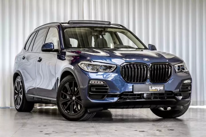 BMW X5 (G05) painted in Phytonic Blue