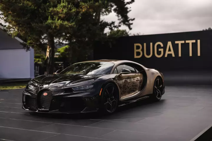 Bugatti Chiron Super Sport painted in Nocturne and Doré