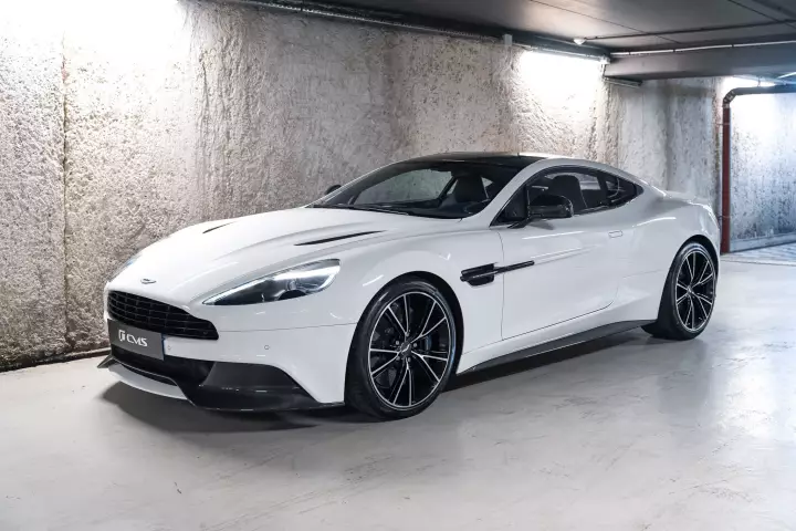 Aston Martin Vanquish (Gen 2) painted in Stratus White