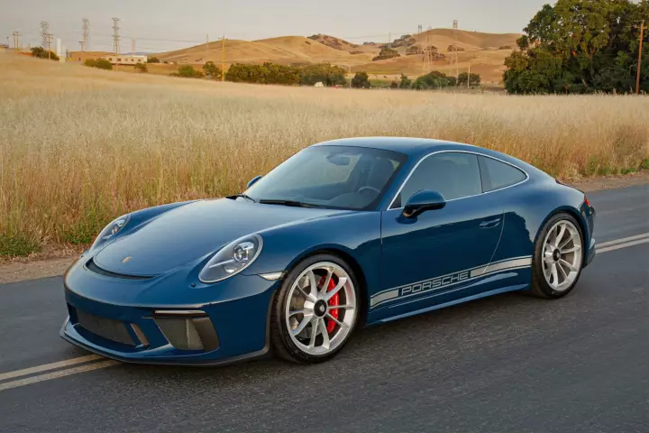 Porsche 911 GT3 Touring (991.2) painted in Pantone 296C
