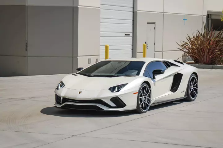Lamborghini Aventador S (LP740-4) painted in Balloon White