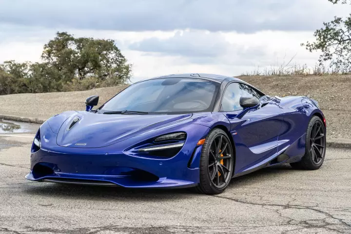 McLaren 750S painted in Tanzanite Blue