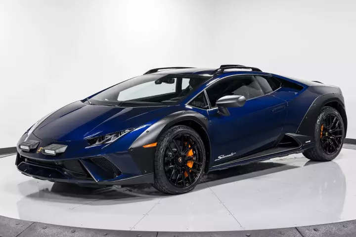 Lamborghini Huracán Sterrato painted in Blu Astraeus