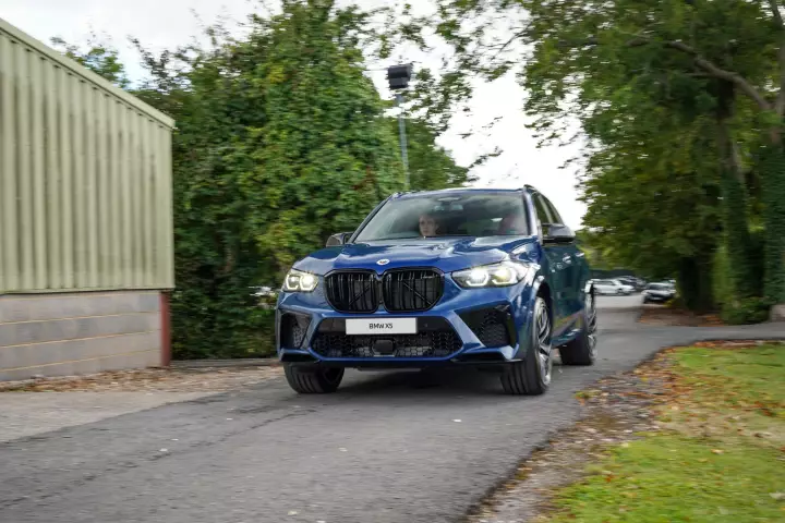 BMW X5 M (G05) painted in Avus Blue