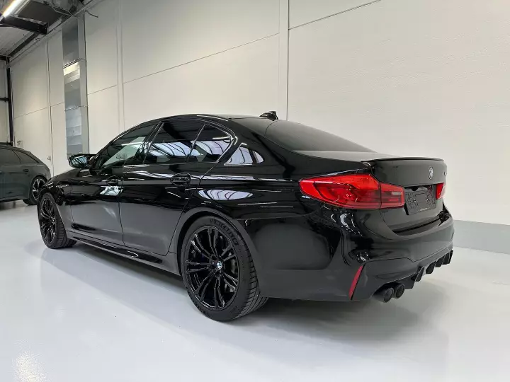 BMW M5 (F90) painted in Almandine Brown II