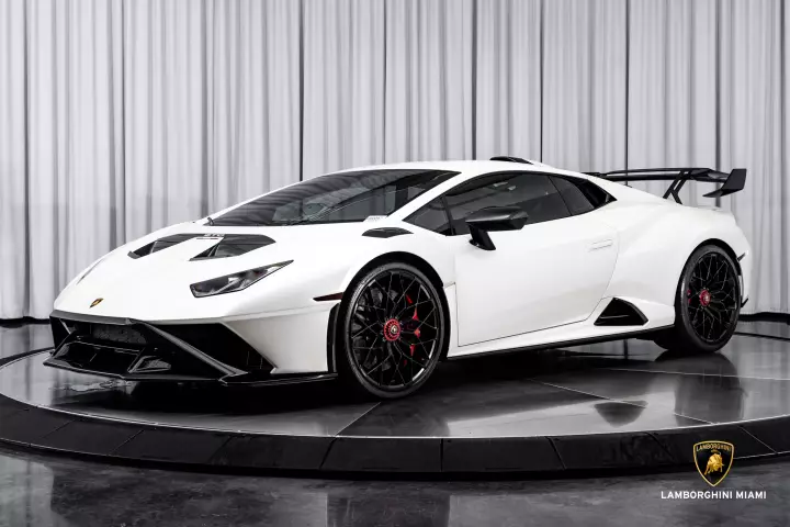 Lamborghini Huracán STO (LP640-2) painted in Balloon White and Nero Noctis